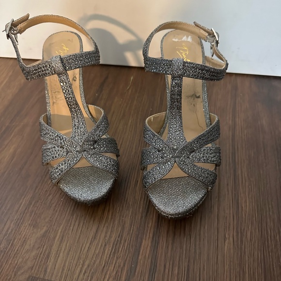 Gray/peuter rhinestone heels. - Picture 2 of 4